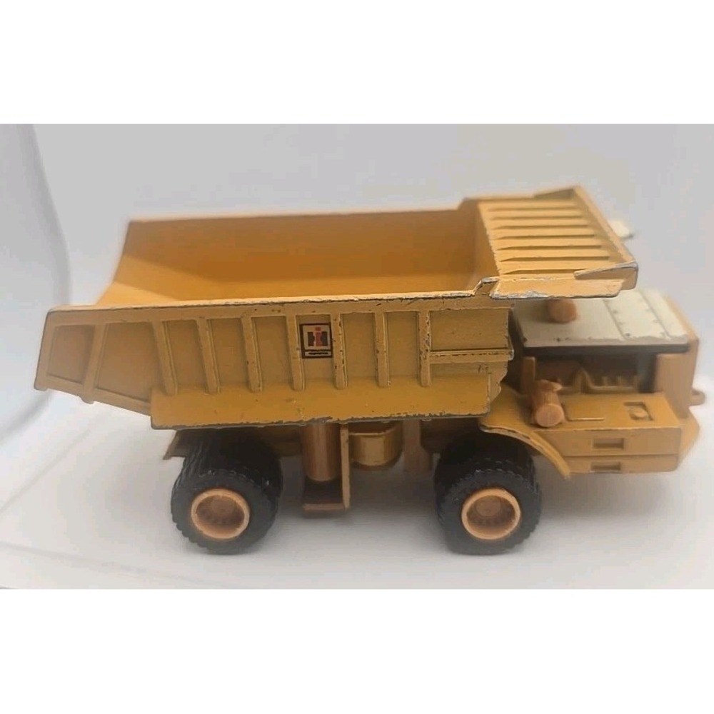 The ERTL Co. International Harvester Hydraulic Earth Mover Dump Truck Diecast‎
